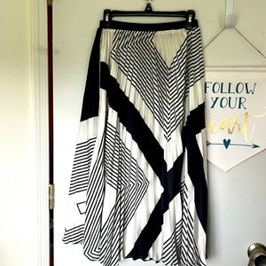 Pleated skirt with flowy geometric design new without tags